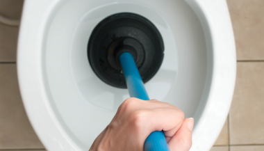 Как да отпушите самостоятелно канализацията в тоалетната: най-ефективни методи и съвети
