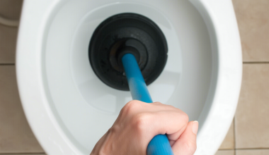 Как да отпушите самостоятелно канализацията в тоалетната: най-ефективни методи и съвети 1 Как да отпушите самостоятелно канализацията в тоалетната: най-ефективни методи и съвети