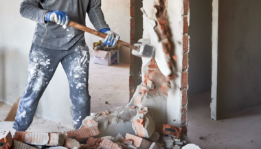 Как да изберем професионална фирма за премахване на стари постройки и извозване на строителни отпадъци